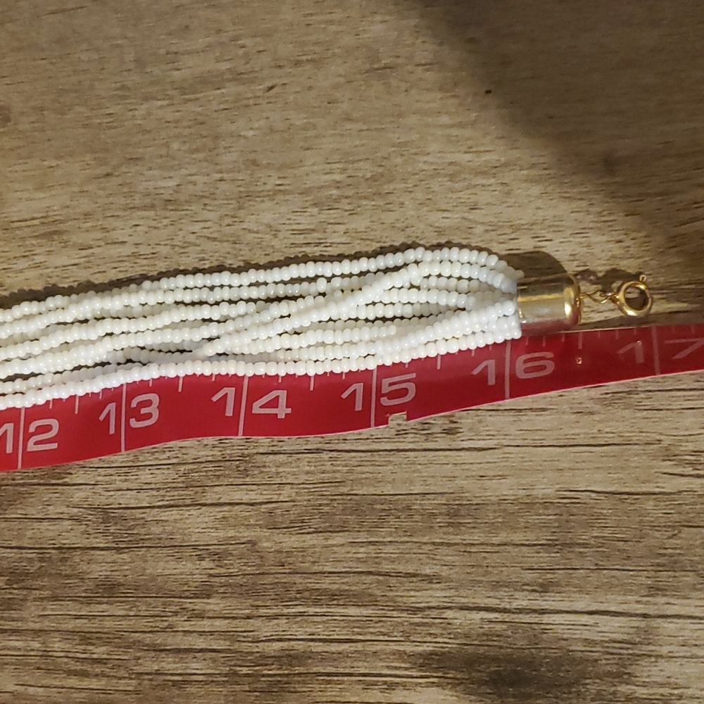 White beaded necklace - Picture 2 of 3